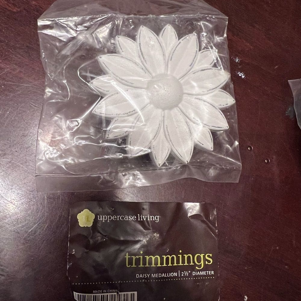 Uppercase Living daisy medallion, white 2,5” diameter NWT